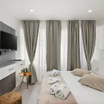 Lazuli Sea View Beachfront Ap 253 شقة